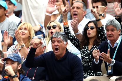 Toni, en el 'box' de Nadal, anima a su sobrino durante la final contra Thiem.