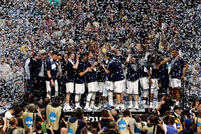 Los Wildcats celebran el título tras vencer a los Wolverines.