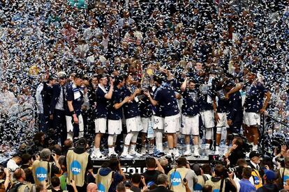 Los Wildcats celebran el título tras vencer a los Wolverines. 