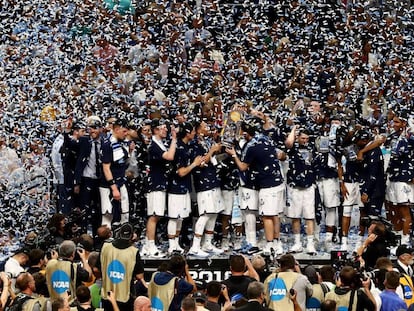 Los Wildcats celebran el título tras vencer a los Wolverines. 