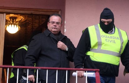 La Guardia Civil detiene en su casa a Josep Valls, concejal del ayuntamiento de LLoret de Mar (Girona) y presunto implicado en la trama de la mafia rusa de la población.