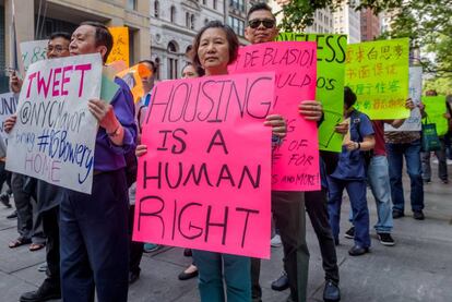 En 2018, los vecinos de China Town (Nueva York) iniciaron una huelga de hambre para protestar contra el alcalde la ciudad, Bill de Blasio, por apoyar a Joseph Betesh, quien había comprado varios edificios en el barrio para convertirlos en apartamentos de lujo y había recolocado a sus vecinos en casas refugio. Los residentes ganaron la batalla y el propietario habilitó apartamentos para ellos en la parte trasera de los nuevos edificios. |