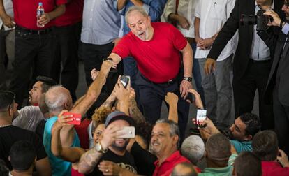 El ex presidente brasileño Lula da Silva saluda a los simpatizantes en el Sindicato de los Metalúrgicos del ABC, en Sao Paulo (Brasil).