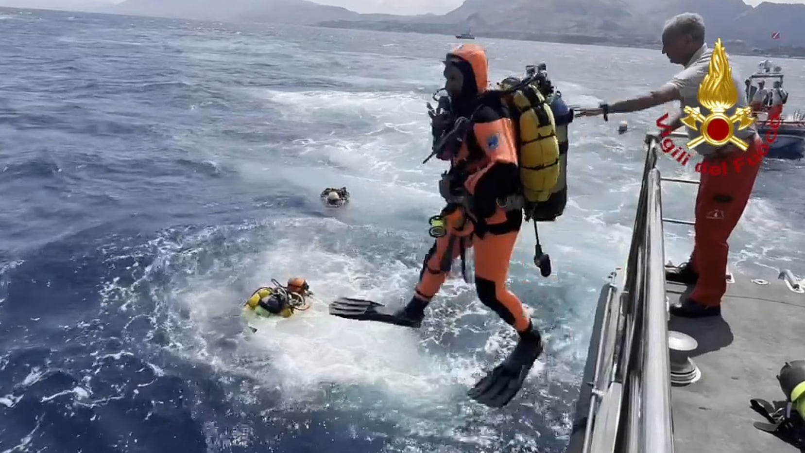 La profundidad a 50 metros del velero de lujo hundido en Sicilia dificulta la búsqueda de los seis desaparecidos 