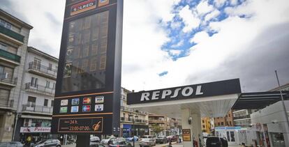 Precios de carburantes en una gasolinera Repsol en el centro de Ávila