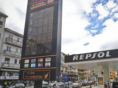 Precios de carburantes en una gasolinera Repsol en el centro de &Aacute;vila