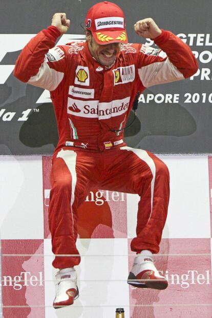 Fernando Alonso celebra el triunfo de ayer en Singapur.