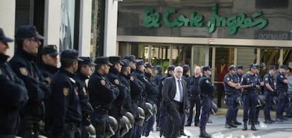 Diversos agentes de la policía vigilan la entrada de El Corte Inglés de la calle Preciados de Madrid.