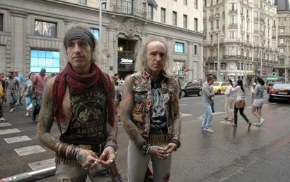 Emilio y José son dos gemelos de 48 años, que llevan 12 en la calle Gran Vía defendiendo el rock.