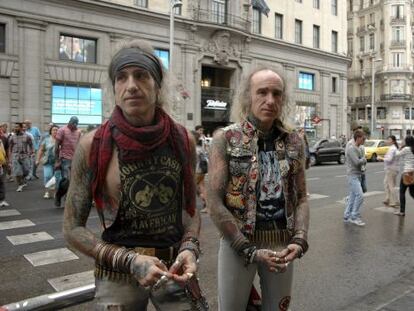 Emilio y José son dos gemelos de 48 años, que llevan 12 en la calle Gran Vía defendiendo el rock.