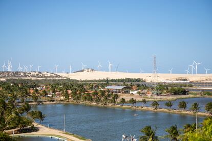 Quilombo do Cumbe, cercado pelo parque eólico, tanques de carcinicultura e empreendimentos turísticos.