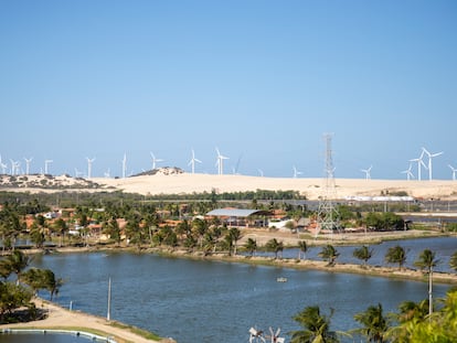 Quilombo do Cumbe, cercado pelo parque eólico, tanques de carcinicultura e empreendimentos turísticos.