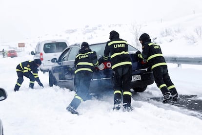 La Unidad Militar de Emergencias (UME) que han trabajado toda la pasada noche y la mañana de hoy en la AP6 para rescatar a los vehículos atrapados por la nieve.