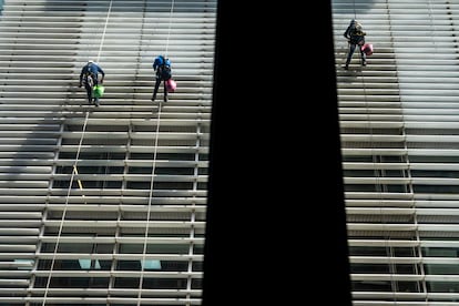 Un grupo de trabajadores de limpieza laboran durante el Simulacro Nacional. 