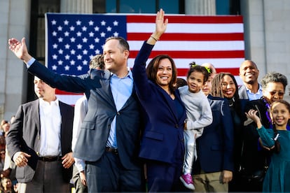 2019 年1 月27 日，卡瑪拉·哈里斯(Kamala Harris) 和丈夫道格拉斯·埃姆霍夫(Douglas Emhoff) 在加州奧克蘭舉行首次總統競選集會後，抱著她的侄女。 21 日，哈里斯正式宣布競選美國總統狀態。