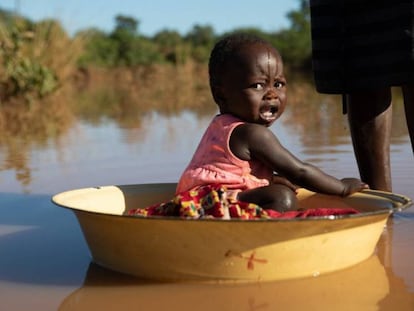 Una madre baña a su hija en agua estancada tras las inundaciones del ciclón 'Idai' en Matarara (Mozambique).