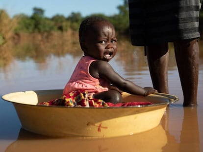 Una madre baña a su hija en agua estancada producto de las inundaciones del ciclón Idai en Matarara (Mozambique).