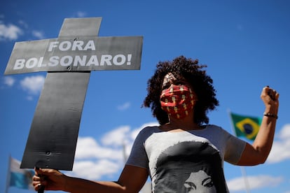 Ativista da Coalizão Negra por Direitos participa de ato em frente ao Congresso Nacional no dia 12 de agosto, quando o grupo apresentou pedido de impeachment contra Bolsonaro.