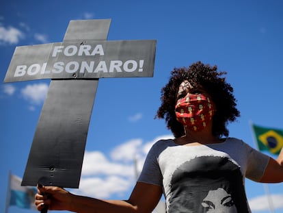 Ativista da Coalizão Negra por Direitos participa de ato em frente ao Congresso Nacional no dia 12 de agosto, quando o grupo apresentou pedido de impeachment contra Bolsonaro.