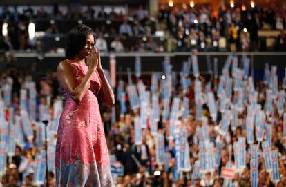 Michelle Obama agradece los aplausos de la convención demócrata.