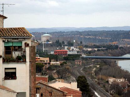 El pueblo de Ascó (Tarragona), con la planta nuclear al fondo.