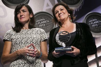 Ángelez González-Sinde (izquierda) y Clara Sánchez, finalista y ganadora del premio Planeta de este año, ayer en Barcelona.