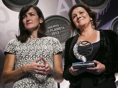 &Aacute;ngelez Gonz&aacute;lez-Sinde (izquierda) y Clara S&aacute;nchez, finalista y ganadora del premio Planeta de este a&ntilde;o, ayer en Barcelona.