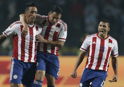 Lucas Barrios anota el único gol de Paraguay. El primer tiempo terminó Argentina, 2 - Paraguay, 1