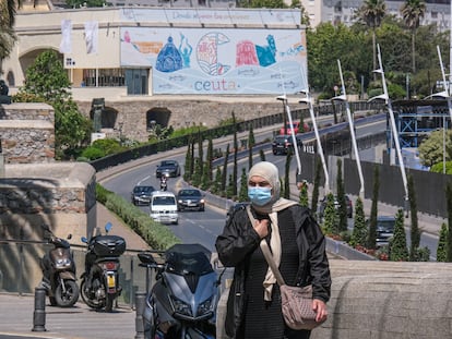 Una mujer pasea por las calles de Ceuta el pasado miércoles, un día después de la reapertura de la frontera.