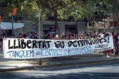 Familiares y amigos de los detenidos concentrados ayer ante el cuartel de la Verneda.