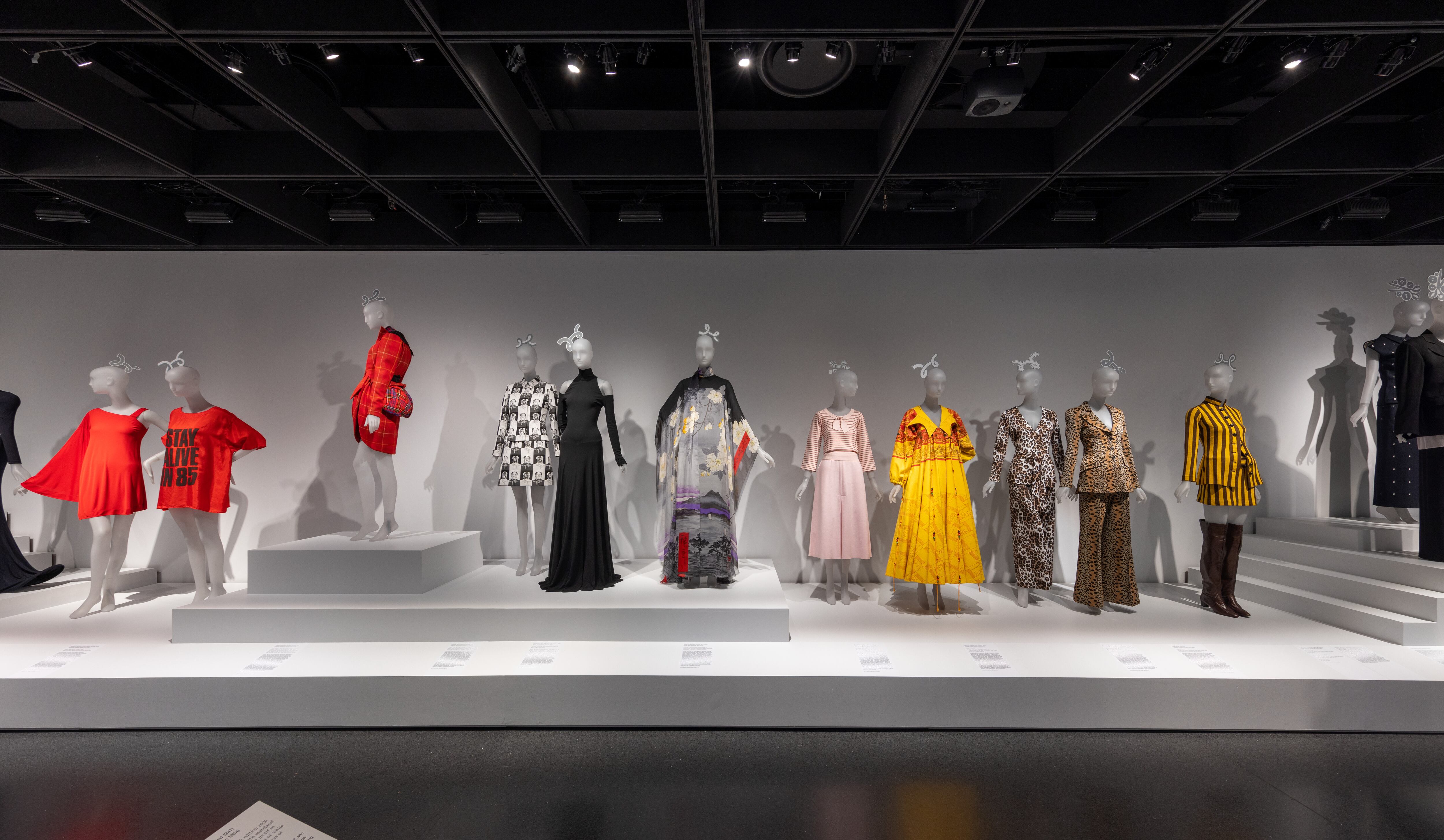 Vista general de la sala principal de la muestra 'Women Dressing Women', en el Met de Nueva York.