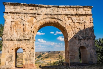 Se podría decir, desde una perspectiva moderna, que Medinaceli es un plató de cine y publicidad, ya que ha sido escenario de numerosas filmaciones. Un arco romano de tres ojos (en la foto) da la bienvenida a esta pequeña localidad que ha visto pasar celtíberos, romanos, árabes y cristianos. El paseo por restaurante El Duque., en el barrio de Abajo.<br><br> <i>A 1 hora en coche desde Soria.</i>