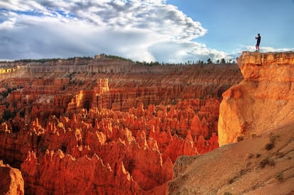 El parque de Bryce Canyon, en Utah, ofrece espectaculares acantilados rojizos. Desde Yovimpa hasta Fairland Point hay 18 millas (unos 29 kilómetros) de un entramado inverosímil de cañones que han dejado una miríada de anfiteatros naturales.