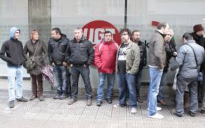 Miembros de los cinco sindicatos que representan a los trabajadores de las gasolineras ante la sede de UGT en Bilbao, donde hay convocada una asamblea para ver si ponen fin o no a la huelga de gasolineras.