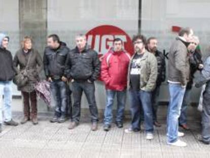 Miembros de los cinco sindicatos que representan a los trabajadores de las gasolineras ante la sede de UGT en Bilbao, donde hay convocada una asamblea para ver si ponen fin o no a la huelga de gasolineras.