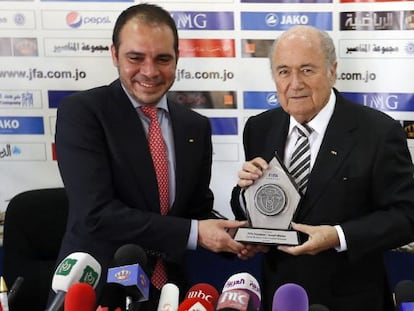 Ali Bin al Husein junto a Joseph Blatter, en mayo pasado. 