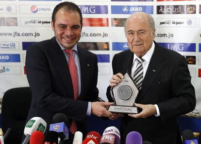 Ali Bin al Husein junto a Joseph Blatter, en mayo pasado.