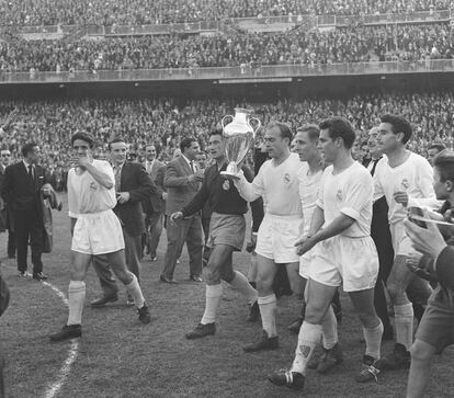 Varios jugadores del Real Madrid celebran la segunda Copa de Europa conseguida en 1957 ante la Fiorentina. De izquierda a derecha: Mateos, el portero Juanito Alonso, Di Stéfano con la copa, Raymond Kopa, Zárraga y Lesmes.