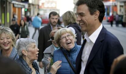 Pedro Sánchez, este jueves, en un mercado de A Coruña.