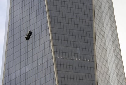 Las televisiones han retransmitido en directo el rescate. Un centenar de bomberos ha participado en el operativo