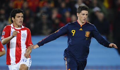 Fernando Torres y Cristian Riveros pugnan por un balón en los primeros minutos del partido.