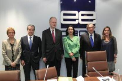 El presidente de CEOE, Juan Rosell (2d), junto a la directora general del Instituto de la Mujer y para la Igualdad de Oportunidades, Carmen Plaza (3d); el presidente de Coca Cola Iberia, Marcos de Quinto (2d); el embajador noruego en España, Johan Christopher Vibe (3i); y la directora general de Esade, Eugenia Bieto (i).