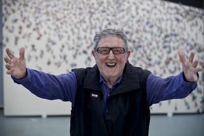 El pintor Juan Genovés, en su estudio a las afueras de Madrid en 2017. 