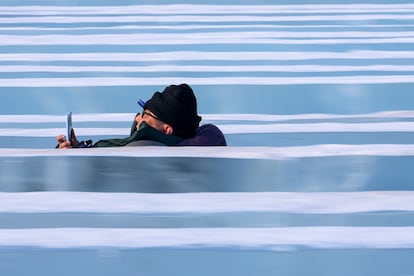 Un hombre se desliza sobre los toboganes del Festival de Hielo y Nieve, el 6 de enero de 2025, en Harbin (China).
