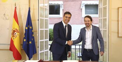 El presidente del Gobierno, Pedro Sánchez, y el líder de Podemos, Pablo Iglesias, el pasado octubre, tras la firma del pacto presupuestario.  