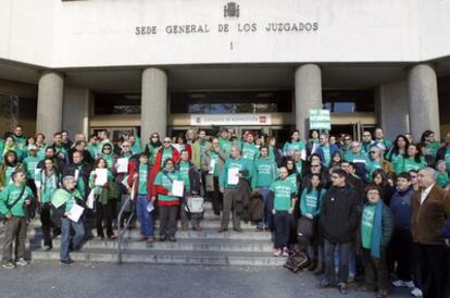 A la cita frente a los juzgados han acudido unas 75 personas, que además de presentar un formulario de alegaciones redactado por CC OO o el autoinculpatorio de la plataforma Soy Pública, se han adherido a la denuncia presentada hace unas semanas por unos 70 docentes contra Figar por injurias y calumnias.