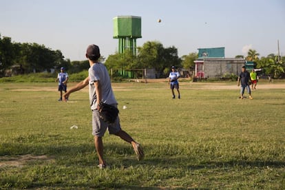 Niños jugando béisbol en la cancha en la que solía jugar el candidato presidencial