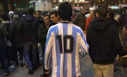 A camisa 10 da Argentina em meio aos torcedores do Napoli no Santiago Bernabéu.