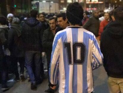 A camisa 10 da Argentina em meio aos torcedores do Napoli no Santiago Bernabéu.