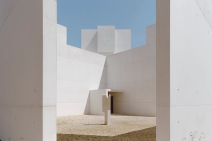 La escultura abierta de Álvaro Siza junto al Monasterio de Leça do Balio, en una imagen cedida por la Fundación de la Librería Lello.